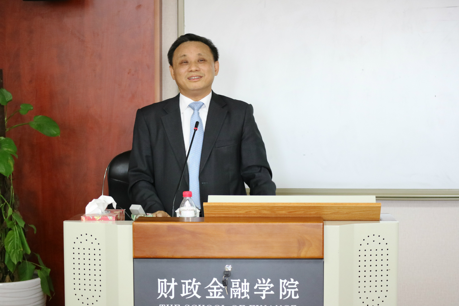 毛振华以改革开放与和平发展应对中美关系演变